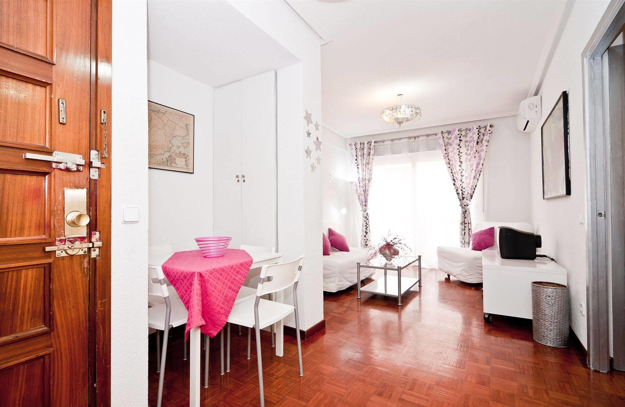 Apartamentos Aqui Me Quedo Мадрид Екстериор снимка